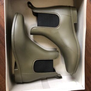 Ankle length rain boots size 9